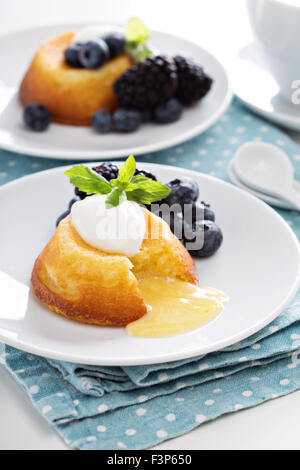 Weiße Schokolade-Lava-Kuchen mit Heidelbeeren und Brombeeren Stockfoto