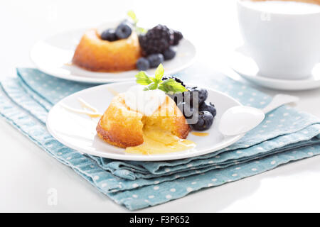 Weiße Schokolade-Lava-Kuchen mit Heidelbeeren und Brombeeren Stockfoto