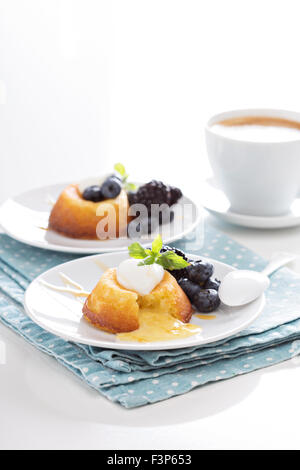 Weiße Schokolade-Lava-Kuchen mit Heidelbeeren und Brombeeren Stockfoto