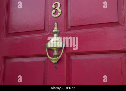 Messing Tür Möbel auf eine rote Tür Stockfoto