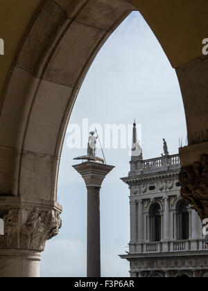 VENEDIG, ITALIEN - 05. MAI 2015: St. Theodore Statue auf der westlichen Säule des Markusplatzes durch Bogen gesehen Stockfoto