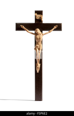 Gekreuzigten Gestalt Christi auf einem einfachen Kreuz isoliert auf weiß Stockfoto