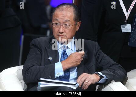 (151011)--LIMA, 11. Oktober 2015 (Xinhua)--der Präsident der Weltbank Gruppe (WBG) Jim Yong Kim nimmt an der Sitzung des Entwicklungsausschusses oder interministerieller Ausschuss der Gouverneursräte der Bank und der Fonds auf den Transfer von Real Ressourcen an Entwicklungsländer, Teil einer Sitzung von den Jahrestagungen der Gouverneursräte der WBG und des IWF , in Lima, Peru, am 10. Oktober 2015. Rund 12.000 Teilnehmer aus allen fünf Kontinenten an den jährlichen Sitzungen des der WBG und des IWF, einschließlich Minister für Wirtschaft, Präsidenten der nationalen Zentralbanken, Vertreter der th Stockfoto