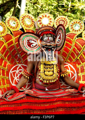 Theyyam sonst bekannt als Kaliyattam oder Thirayattam, ist eines der herausragendsten Volkskunst von Kerala. Wie der Name Kali Stockfoto