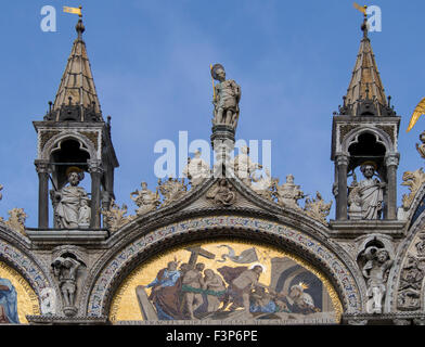 VENEDIG, ITALIEN - 05. MAI 2015: Kunstvolle Dekoration auf dem Markusdom (Basilika Cattedrale Patriarcale di San Marco) Stockfoto