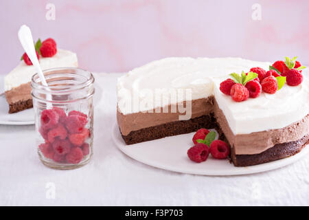 Drei Schoko-Mousse Torte Scheibe auf einen kleinen Teller Stockfoto