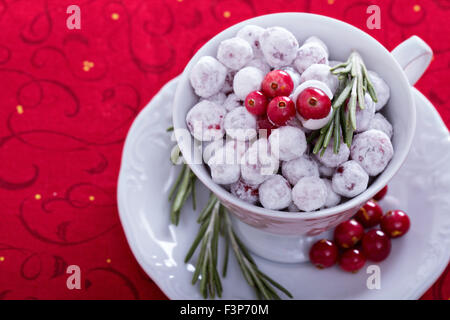 Festliche kandierten Preiselbeeren in einer dekorativen Schale auf rotem Grund Stockfoto