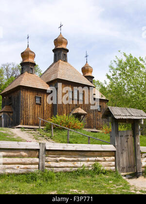Mittelalterliche orthodoxe Holzkirche, aufgezeichnet im freien Museum der nationalen Architektur in Pirogow, in der Nähe von Kiew, Hauptstadt der Ukraine. Stockfoto