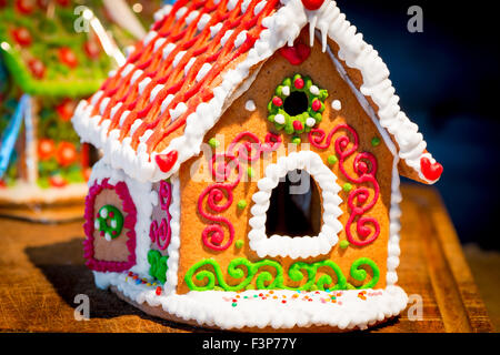 schöne Lebkuchenhaus ist wunderschön dekoriert mit Glasur Nahaufnahme Stockfoto