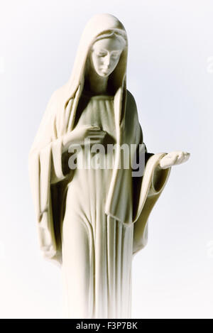 Statue der Jungfrau Maria auf einem weißen Hintergrund Stockfoto