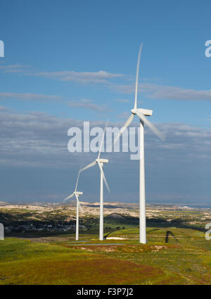 Windmühlen Strom Generatoren auf einer Turbine-Farm, die Erzeugung von Strom aus Wind auf eine idyllische Landschaft in Zypern. Konzept der alt Stockfoto