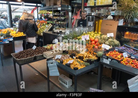 Obst, Gemüse, Pilze, etc. auf den Frischmarkt an Torvehallerne, der überdachte Lebensmittelmarkt am Israels Plads, Copenhagen Stockfoto