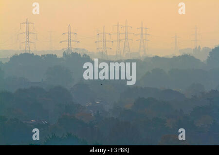 Wimbledon, London, UK. 11. Oktober 2015. Wimbledon London, UK. 11. Oktober 2015. Strommasten erheben sich über einem nebligen Landschaft am Morgen Herbstwetter in Wimbledon Credit: Amer Ghazzal/Alamy Live-Nachrichten Stockfoto