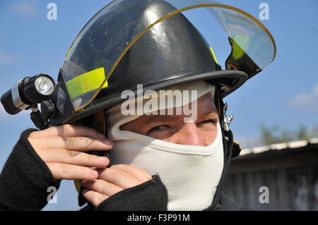 Porträt von einem Feuerwehrmann in feuerfeste Kleidung Stockfoto