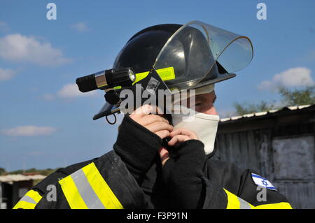 Porträt von einem Feuerwehrmann in feuerfeste Kleidung Stockfoto