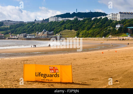 Rnli lifegaurds Banner am Strand in Scarborough, England. Stockfoto