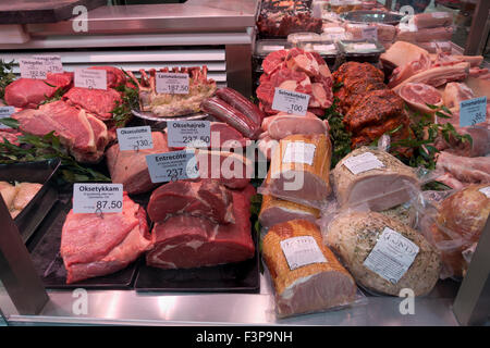 Fleisch in die kalte Theke beim Metzger ist bei Torvehallerne, der überdachte Lebensmittelmarkt am Israels Plads in Kopenhagen Stockfoto