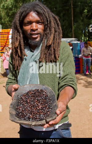 Afrika, Äthiopien, Omo Region, Chencha, Dorze Village. Porträt des jungen Mannes in moderne Kleidung mit Kaffeebohnen Stockfoto