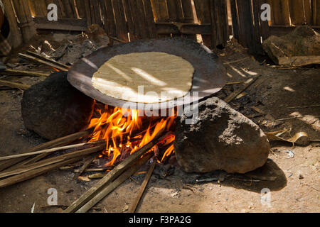 Afrika, Äthiopien, Omo Region, Chencha, Dorze Village. Frau bereitet Brot von der Rasur ein Blatt der fruchtlosen Banane. Thes Stockfoto