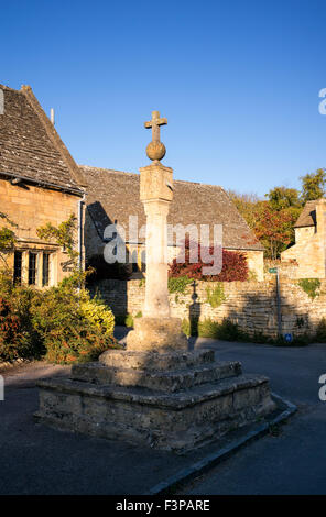 Mittelalterliche Kreuz vor Kreuz Hütte am Abend Sonnenlicht in Stanton, Gloucestershire, England Stockfoto