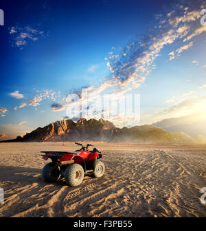 Quad-Bike in Sandwüste in der Nähe von Berg Stockfoto