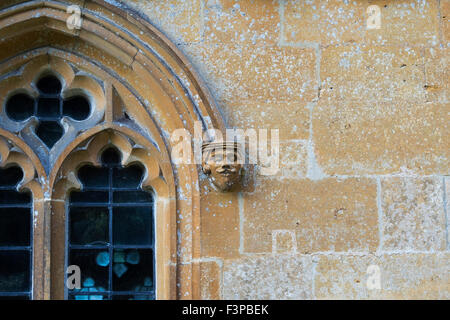 St. Peters Church gewölbte Fenster Detail, Stanway, Cotswolds, Gloucestershire, England Stockfoto