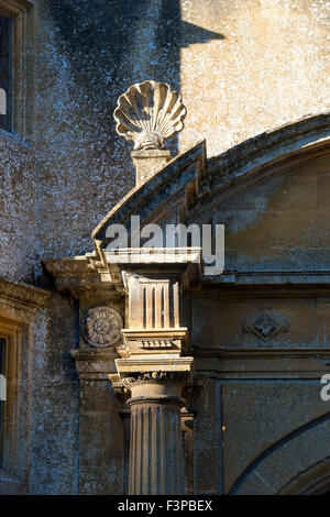 Stanway House Torhaus Säule und Stein Schale schnitzen Detail. Cotswolds, Gloucestershire, England Stockfoto