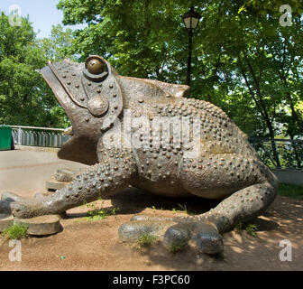 Kiew, Ukraine - 6. Mai 2012: Skulptur Frosch im Park. Stockfoto