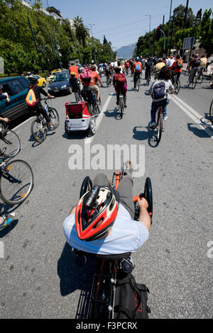 Masse der Radfahrer Radsport auf Vasilisis Sofias Avenue, Zentrum von Athen, zeigen ihre Unterstützung für ihren Protest Forderungen. Griechenland Stockfoto