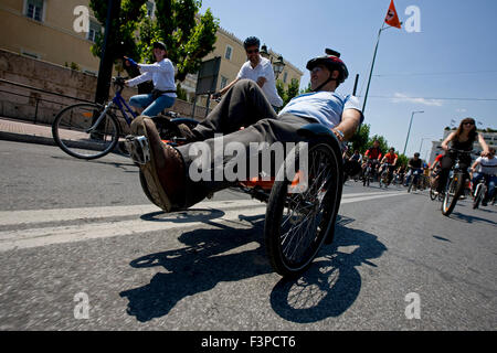 3D-wie Schatten der Radfahrer auf einem Liegerad zu anderen Fahrern vorbei vom griechischen Parlament am ihren jährlichen Fahrrad Protest. Athen Stockfoto