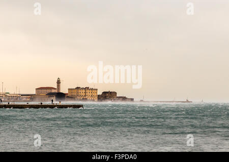 ein windiger Winternachmittag im Hafen von einer italienischen Stadt Stockfoto