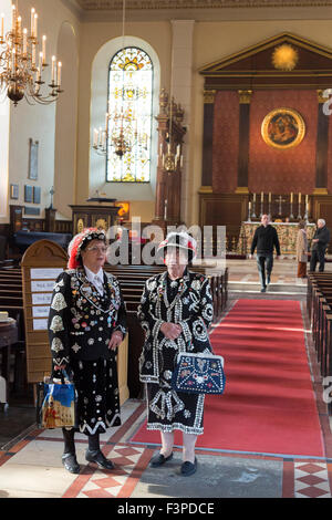 London, UK. 10.11.15. Pearly Kings und Queens versammeln sich in der St. Pauls Kirche (The Actors Kirche) in Covent Garden, das jährliche Erntedankfest mit einer Gemeinde zu feiern Masse. Bildnachweis: Lebendige Bilder/Alamy Live-Nachrichten Stockfoto