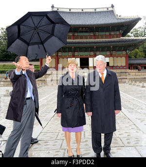 Seoul, Südkorea. 11. Oktober 2015. Der deutsche Bundespräsident Joachim Gauck und seine Lebensgefährtin Daniela Schadt besuchen der Changdeokgung-Palast in Seoul, Südkorea, 11. Oktober 2015. Gauck ist bei einem fünftägigen Besuch in Südkorea und der Mongolei. Foto: WOLFGANG KUMM/DPA/Alamy Live-Nachrichten Stockfoto