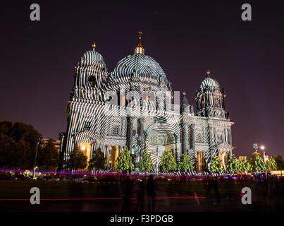 Berlin, Deutschland. 10. Oktober 2015. Berliner Dom leuchtet während des Festival of Lights, die bis 18. Oktober in Berlin, Deutschland, 10. Oktober 2015 läuft. Foto: PAUL ZINKEN/DPA/Alamy Live-Nachrichten Stockfoto