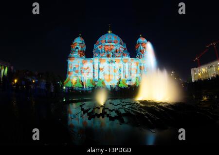 Berlin, Deutschland. 10. Oktober 2015. Berliner Dom leuchtet während des Festival of Lights, die bis 18. Oktober in Berlin, Deutschland, 10. Oktober 2015 läuft. Foto: PAUL ZINKEN/DPA/Alamy Live-Nachrichten Stockfoto