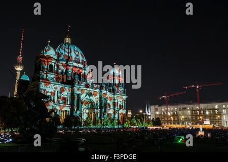 Berlin, Deutschland. 10. Oktober 2015. Berliner Dom leuchtet während des Festival of Lights, die bis 18. Oktober in Berlin, Deutschland, 10. Oktober 2015 läuft. Foto: PAUL ZINKEN/DPA/Alamy Live-Nachrichten Stockfoto