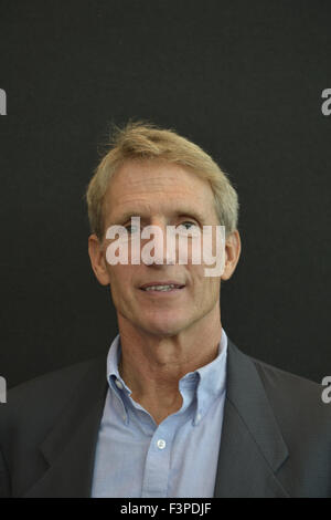 New York City, New York, USA. 10. Oktober 2015. Kapitän JERRY LINENGER, ein ehemaliger NASA-Astronaut und der United States Navy Fliegerarzt, ist ein Diskussionsteilnehmer auf geheimen Raum entweicht - The Real Life Schwerkraft Panel, bei dem 10. jährlichen New York Comic Con geheimen Raum entweicht ist eine neue Serie voraussichtlich November auf dem Discovery Channel Wissenschaft beginnen. NYCC 2015 soll die größte aller Zeiten, mit mehr als 160.000 Besucher während der 4 Tage ReedPOP, vom 8. Oktober bis zum 11. Oktober im Javits Center in Manhattan sein © Ann Parry/ZUMA Draht/Alamy Live News Stockfoto