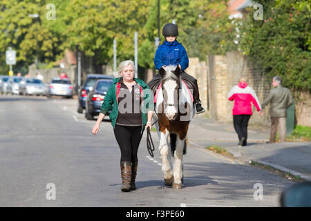 Wimbledon London, UK. 11. Oktober 2015. Eine regelmäßige Sonntag fahren durch lokale Reitschule an einem sonnigen Herbsttag auf Wimbledon Common Credit: Amer Ghazzal/Alamy Live-Nachrichten Stockfoto