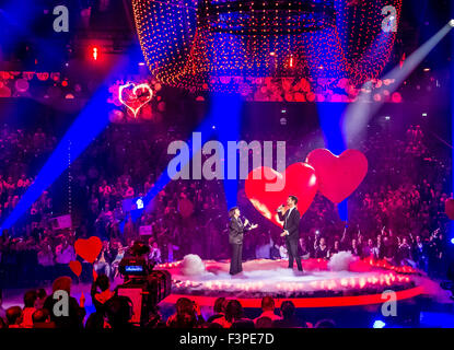 Erfurt, Deutschland. 10. Oktober 2015. Französische Sängerin Mireille Mathieu und TV-Moderator Florian Silbereisen Durchführung ein Duett in der ARD-live-TV-Show "150 Jahre Schlager - Das Große Fest Zum Jubilaeum" (wörtl. 150 Jahre Schlager - die große Jubiläumsfeier), in Erfurt, Deutschland, 10. Oktober 2015. Foto: ANDREAS LANDER/DPA - NO WIRE SERVICE - © Dpa/Alamy Live-Nachrichten Stockfoto