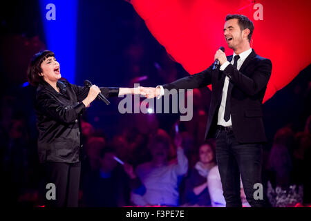 Erfurt, Deutschland. 10. Oktober 2015. Französische Sängerin Mireille Mathieu und TV-Moderator Florian Silbereisen Durchführung ein Duett in der ARD-live-TV-Show "150 Jahre Schlager - Das Große Fest Zum Jubilaeum" (wörtl. 150 Jahre Schlager - die große Jubiläumsfeier), in Erfurt, Deutschland, 10. Oktober 2015. Foto: ANDREAS LANDER/DPA - NO WIRE SERVICE - © Dpa/Alamy Live-Nachrichten Stockfoto