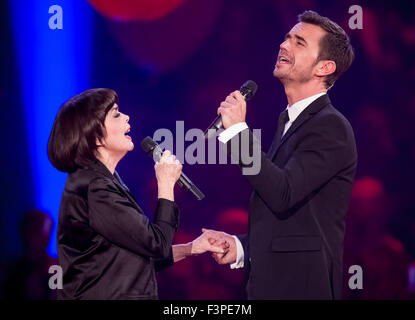 Erfurt, Deutschland. 10. Oktober 2015. Französische Sängerin Mireille Mathieu und TV-Moderator Florian Silbereisen Durchführung ein Duett in der ARD-live-TV-Show "150 Jahre Schlager - Das Große Fest Zum Jubilaeum" (wörtl. 150 Jahre Schlager - die große Jubiläumsfeier), in Erfurt, Deutschland, 10. Oktober 2015. Foto: ANDREAS LANDER/DPA - NO WIRE SERVICE - © Dpa/Alamy Live-Nachrichten Stockfoto