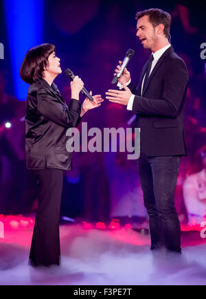 Erfurt, Deutschland. 10. Oktober 2015. Französische Sängerin Mireille Mathieu und TV-Moderator Florian Silbereisen Durchführung ein Duett in der ARD-live-TV-Show "150 Jahre Schlager - Das Große Fest Zum Jubilaeum" (wörtl. 150 Jahre Schlager - die große Jubiläumsfeier), in Erfurt, Deutschland, 10. Oktober 2015. Foto: ANDREAS LANDER/DPA - NO WIRE SERVICE - © Dpa/Alamy Live-Nachrichten Stockfoto