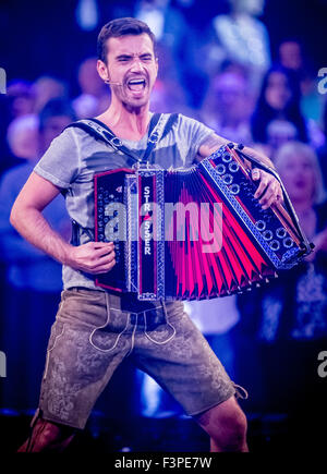 Erfurt, Deutschland. 10. Oktober 2015. TV-Moderator Florian Silbereisen erklingt in der ARD-live-TV-Show "150 Jahre Schlager - Das Große Fest Zum Jubilaeum" (wörtl. 150 Jahre Schlager - die große Jubiläumsfeier), in Erfurt, Deutschland, 10. Oktober 2015. Foto: ANDREAS LANDER/DPA - NO WIRE SERVICE - © Dpa/Alamy Live-Nachrichten Stockfoto