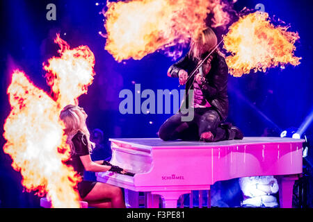 Erfurt, Deutschland. 10. Oktober 2015. Pianist Valentina Babor Accompanys Geiger David Garrett in der ARD live TV-Show "150 Jahre Schlager - Das Große Fest Zum Jubilaeum" (wörtl. 150 Jahre Schlager - die große Jubiläumsfeier), in Erfurt, Deutschland, 10. Oktober 2015. Foto: ANDREAS LANDER/DPA - NO WIRE SERVICE - © Dpa/Alamy Live-Nachrichten Stockfoto