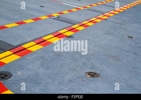 Rote, gelbe Linie auf dem Stahl Boden. Stockfoto