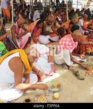 Indien. 11. Oktober 2015. Hindu Anhänger durchführen "Pind Daan" Tarpan ein Ritual Pitra Visarjan für den Frieden der Seelen der Vorfahren während der letzte Tag des Pitru Paksha an Sangam. Bildnachweis: Amar Deep/Pacific Press/Alamy Live-Nachrichten Stockfoto