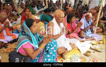 Indien. 11. Oktober 2015. Hindu Anhänger durchführen "Pind Daan" Tarpan ein Ritual Pitra Visarjan für den Frieden der Seelen der Vorfahren während der letzte Tag des Pitru Paksha an Sangam. Bildnachweis: Amar Deep/Pacific Press/Alamy Live-Nachrichten Stockfoto