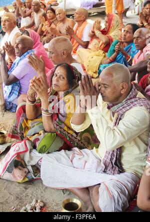 Indien. 11. Oktober 2015. Hindu Anhänger durchführen "Pind Daan" Tarpan ein Ritual Pitra Visarjan für den Frieden der Seelen der Vorfahren während der letzte Tag des Pitru Paksha an Sangam. Bildnachweis: Amar Deep/Pacific Press/Alamy Live-Nachrichten Stockfoto