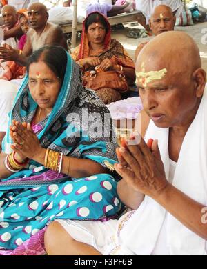 Indien. 11. Oktober 2015. Hindu Anhänger durchführen "Pind Daan" Tarpan ein Ritual Pitra Visarjan für den Frieden der Seelen der Vorfahren während der letzte Tag des Pitru Paksha an Sangam. Bildnachweis: Amar Deep/Pacific Press/Alamy Live-Nachrichten Stockfoto