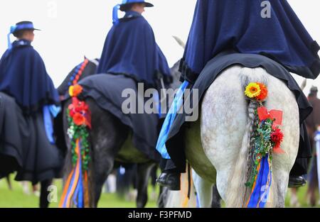 Schwangau, Deutschland. 11. Oktober 2015. Frauen in traditioneller Tracht sitzen auf festlich geschmückten Pferden in der Nähe von Schwangau, Deutschland, 11. Oktober 2015. Sie nehmen Teil in das Fest der St. Coloman in Schwangau jedes Jahr gefeiert wird. Fahrer nehmen Teil in einer Prozession und Messe, in dem die Pferde gesegnet sind. Der Legende nach der Ire Coloman ruhte, predigte und trieben Vieh in Schwangau während seiner Pilgerreise von Irland nach Jerusalem. Foto: KARL-JOSEF HILDENBRAND/DPA/Alamy Live-Nachrichten Stockfoto